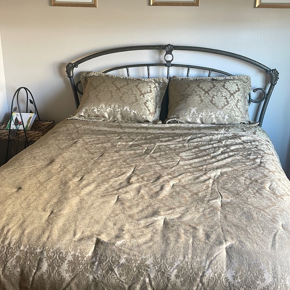 Beautiful Queen gold comforter with 2 pillows